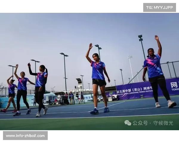 全运会网球训练场开放适应,郑钦文与湖北队合练